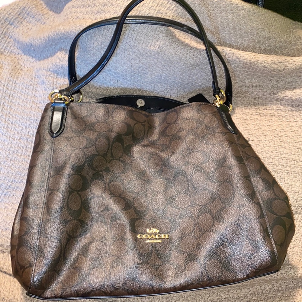 Hallie Shoulder Bag In Signature Canvas